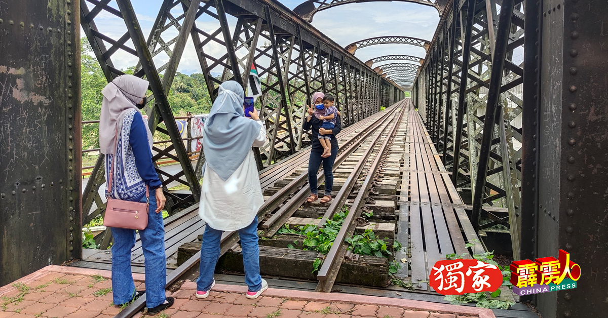 .维多利亚百年火车桥只有零星游客，未见有华裔游客到来。