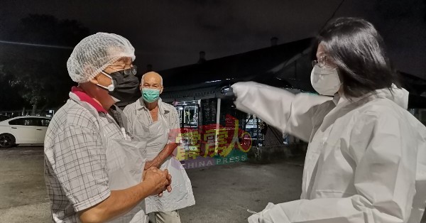 陈昭宋（右）和陈毅贤（左）为在第一时间切断新冠病毒感染链，冒险为村内巴刹消毒忙碌。