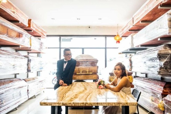员工郑耀康及王嘉欣，百无禁忌在寿板店拍摄婚照。