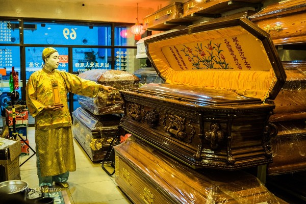 每当逝者家属在寿板店选棺木，先人也会跟着前来，选择心属的物品。