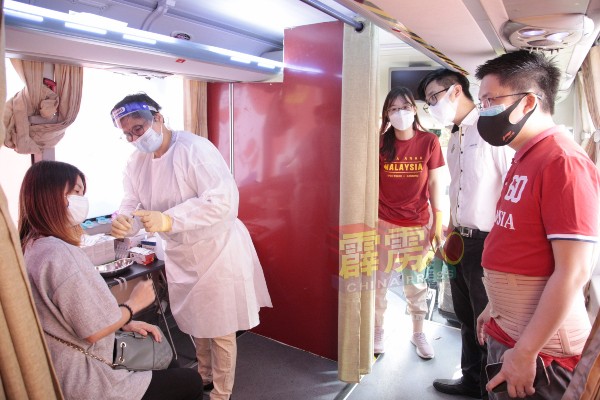 黄家和（右起）、李存孝及崔慈恩，巡视疫苗巴士的首日运作。