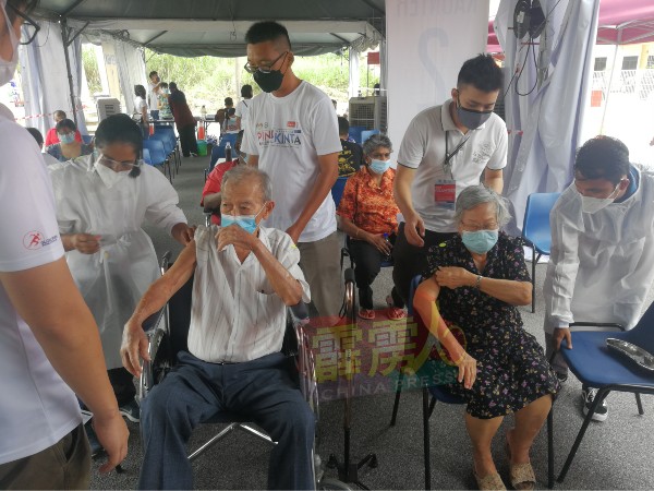 一对年龄同为88岁老夫妻邱启华（左）及曾桂英（右），周日透过志工们安排的交通，前来接种疫苗。