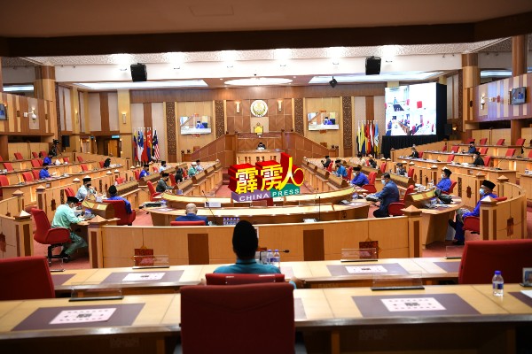 霹州第14届第4季第一次会议迈入第3天，过程顺利。