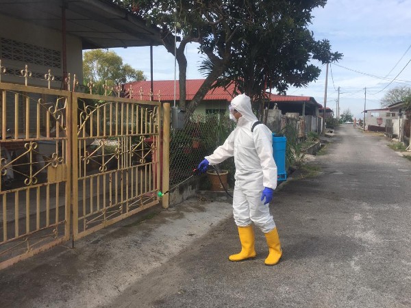 协助消毒的工作人员，在新村内多个地点展开消毒工作。