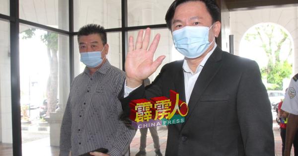 杨祖强抵达高庭时，向媒体挥手打招呼。