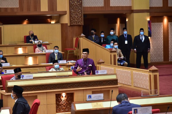 在去年12月，霹雳州巫统曾在州议会内提呈对时任州务大臣拿督斯里阿末法依扎的信任动议，阿末法依扎最终以48票对10票下，不过关。（档案照）