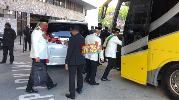 完成病毒检测后，选择乘坐巴士前往议会的州议员们陆续步上巴士。