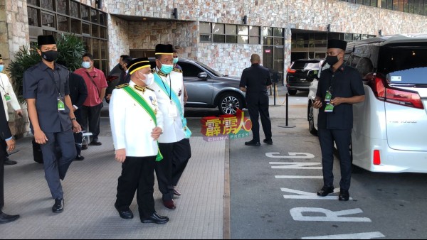 霹州大臣拿督沙拉尼步出酒店，以巴士前往州议会。