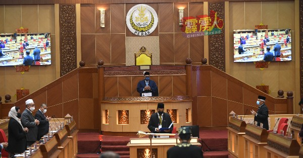 霹雳州第14届第4季第1次议会周一复会，本被安排在4个迷你议会厅的州议员，全体回到主要议会厅开会。