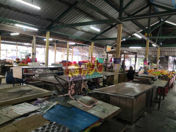 新邦波赖巴刹内有约6至7个靠近确诊小贩摊位的摊位暂时没有营业。