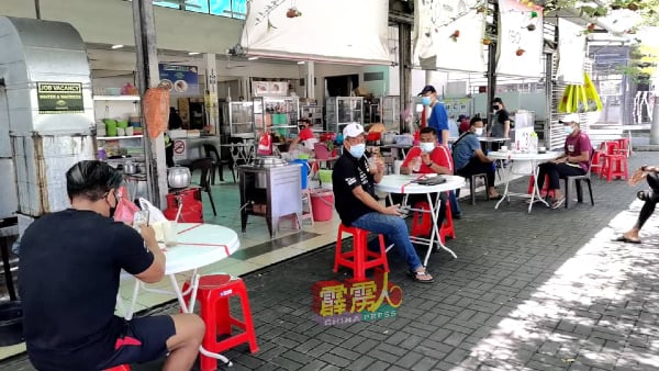 已完成接种的成年人，也不一定完全对病毒免疫，何况17岁及以下的青少年未获安排接种疫苗，因此人们不认同未接种青少年堂食。（档案照）