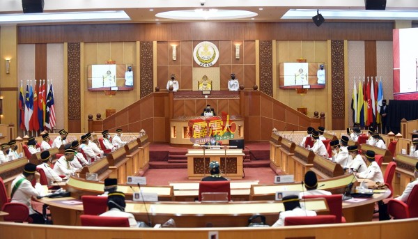 “霹州泡泡州议会”週四（26日）起，只有39名朝野议员及议长被安排进入主要议会厅，余者则分别安排在其他4个迷你议会厅参与会议。