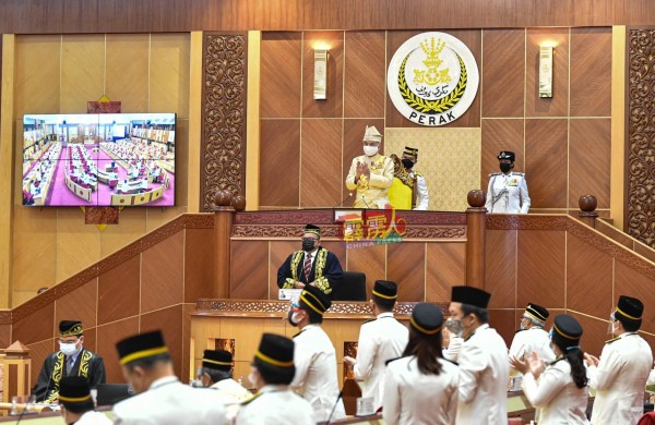 霹雳州苏丹纳兹林沙带领全体议员，起立向国内抗疫前线人员致敬。