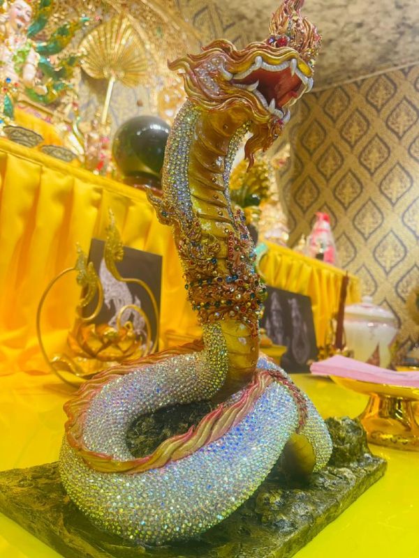 泰国龙王属蛇身龙头，是佛教界中的护法大神兽，在泰国具有崇高地位。