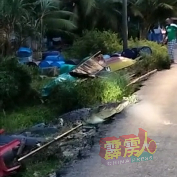巨鳄借河水高涨时,经水道爬进马来甘榜后,被村民以手机拍下登岸一幕。