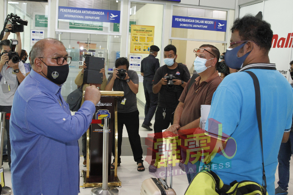 祖基菲里周五巡视怡保苏丹阿兹兰沙机场，并与部分搭客闲聊。