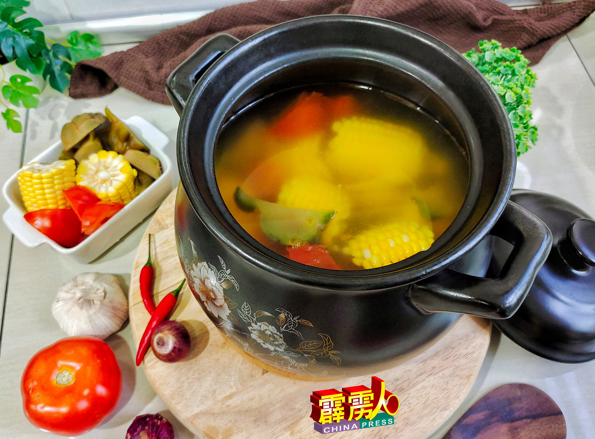 《玉米榨菜汤》色泽夺目又好喝，有玉米的鲜甜味，又有榨菜的咸香味，还有蕃茄微酸甜及红萝卜的营养，最重要是简单易煲。