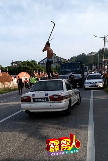 在务边警局大闹，且登上警车顶挥舞镰刀的发狂华男，遭警延扣4天调查。