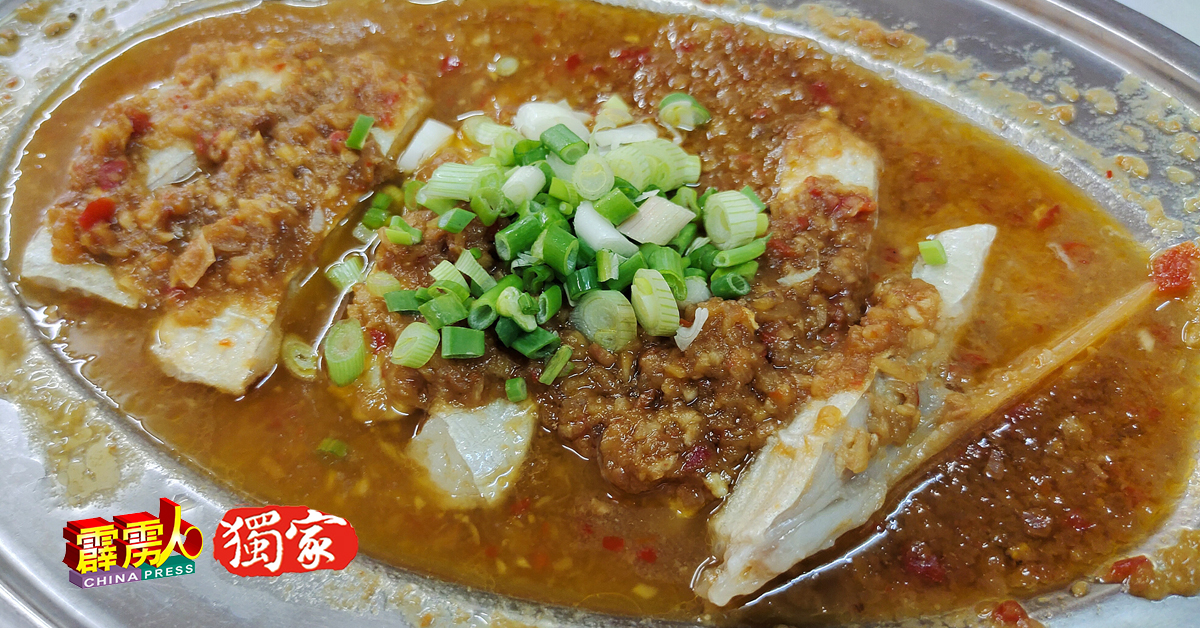 驰名的酱蒸西刀鱼腩，是上霹雳一带的特色菜餚，深受老饕喜爱。
