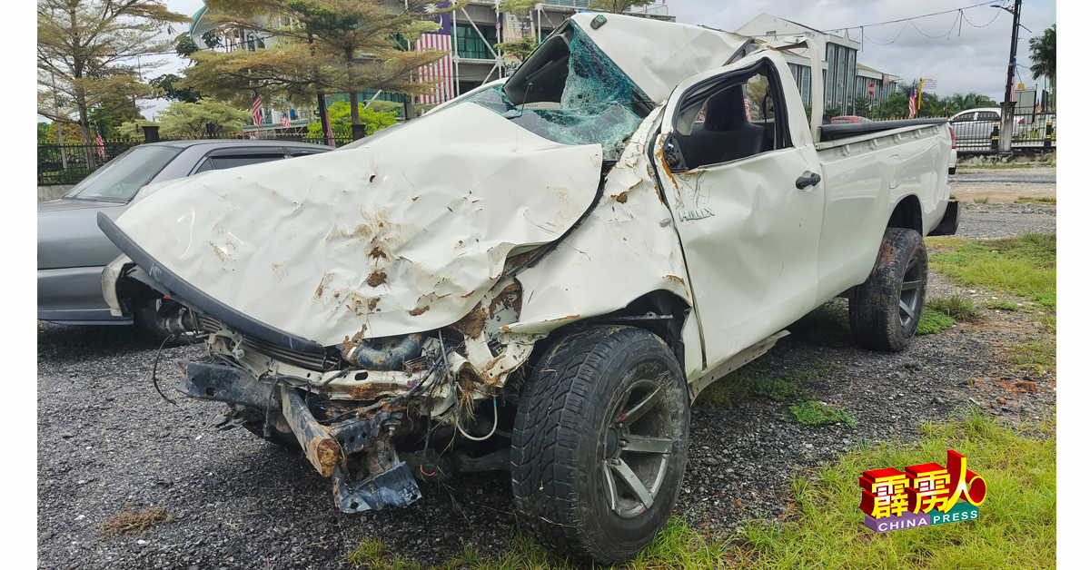 肇祸的丰田Hilux货卡，多处严重撞毁。