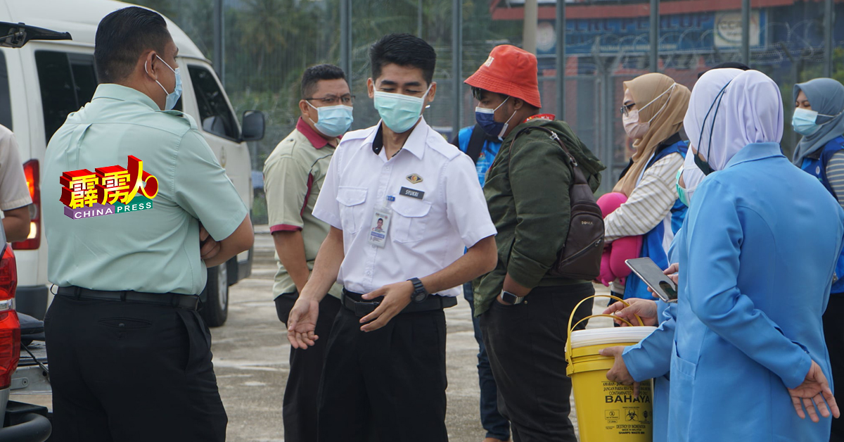 江沙卫生局派出的医务人员，抵达和丰彼洛自愿戒毒康复中心后，先听取简报。（照片取自：Puspen Perlop Perak）