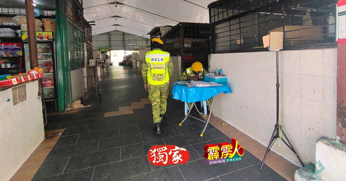 和丰大巴刹入口有志愿警卫团人员把关，确保人人遵守防疫指南。