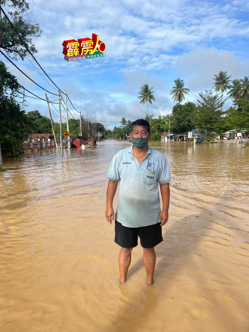 商人黄国良：凌晨2时许，洪水开始上涨，到凌晨3时便入进店内，水位高达4尺。