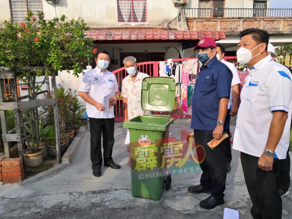 黄东源（右起）陪同马哈德移交垃圾桶给万里望新市镇花园居民。