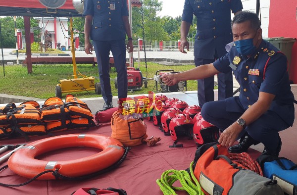 消拯员遇上大水灾时，将动用蛙人装备展开搜救工作。