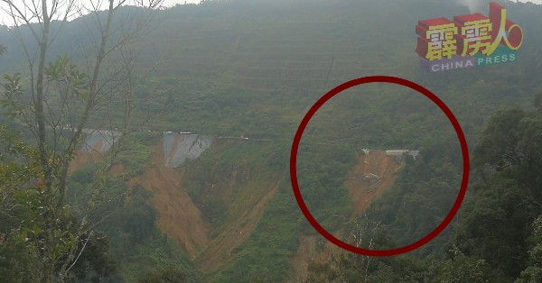 新邦波赖至金马仑43.95公里路段塌陷，塌陷范围长约30公尺、宽约5公尺，现场险象环生。 （档案照）