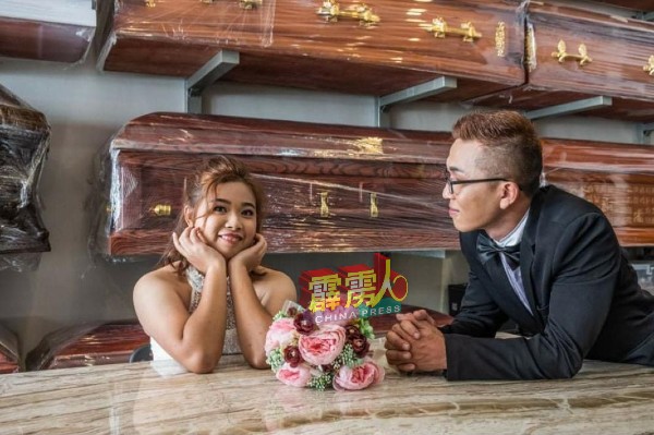 郑耀康与妻子王嘉欣想出在寿板店拍婚照的点子。