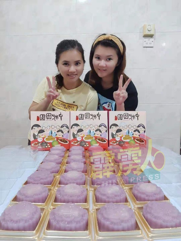 陈瑛丽与妹妹陈音臻在卖完砂煲鸡饭返家后，再联手制做燕菜月饼。