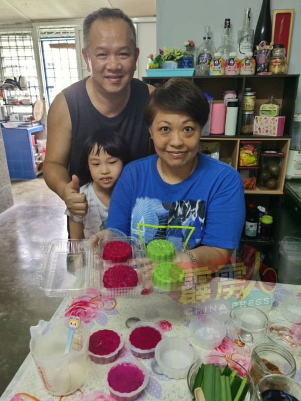周美瑶（右）与丈夫及侄女展示完成制作的燕菜月饼。