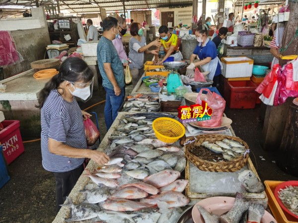 怡保市狮尾巴剎部分鱼贩来自十八丁，每天载鲜鱼供该区需求。