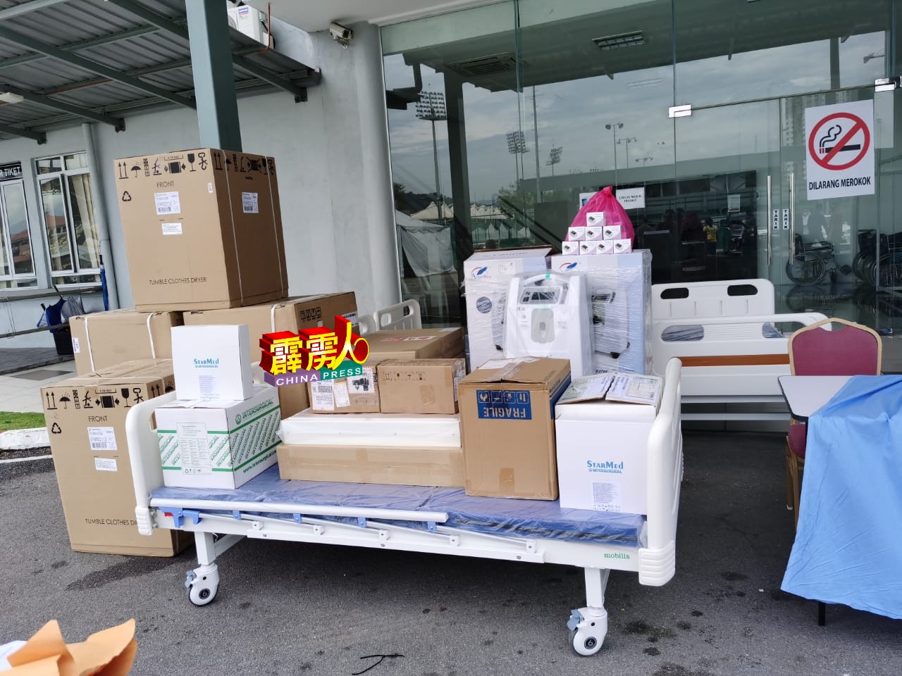 霹雳中华总商会捐献逾6万令各医疗器材，给怡保苏丹后拜浓医院，提升隔离中心设备。