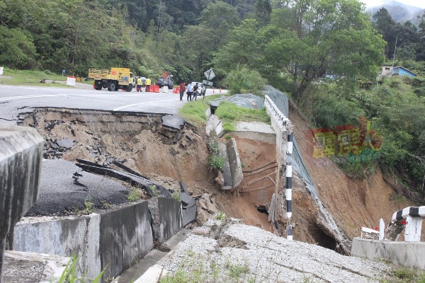 新邦波赖至金马仑高原第43.95公里路，于周六傍晚发生路段坍塌。