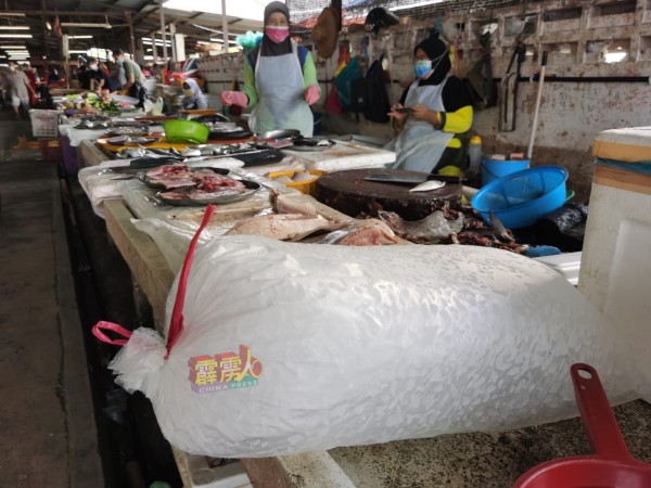 一些鱼贩为保持卖剩的鲜鱼新鲜，唯有购买更多的冰块来保存。