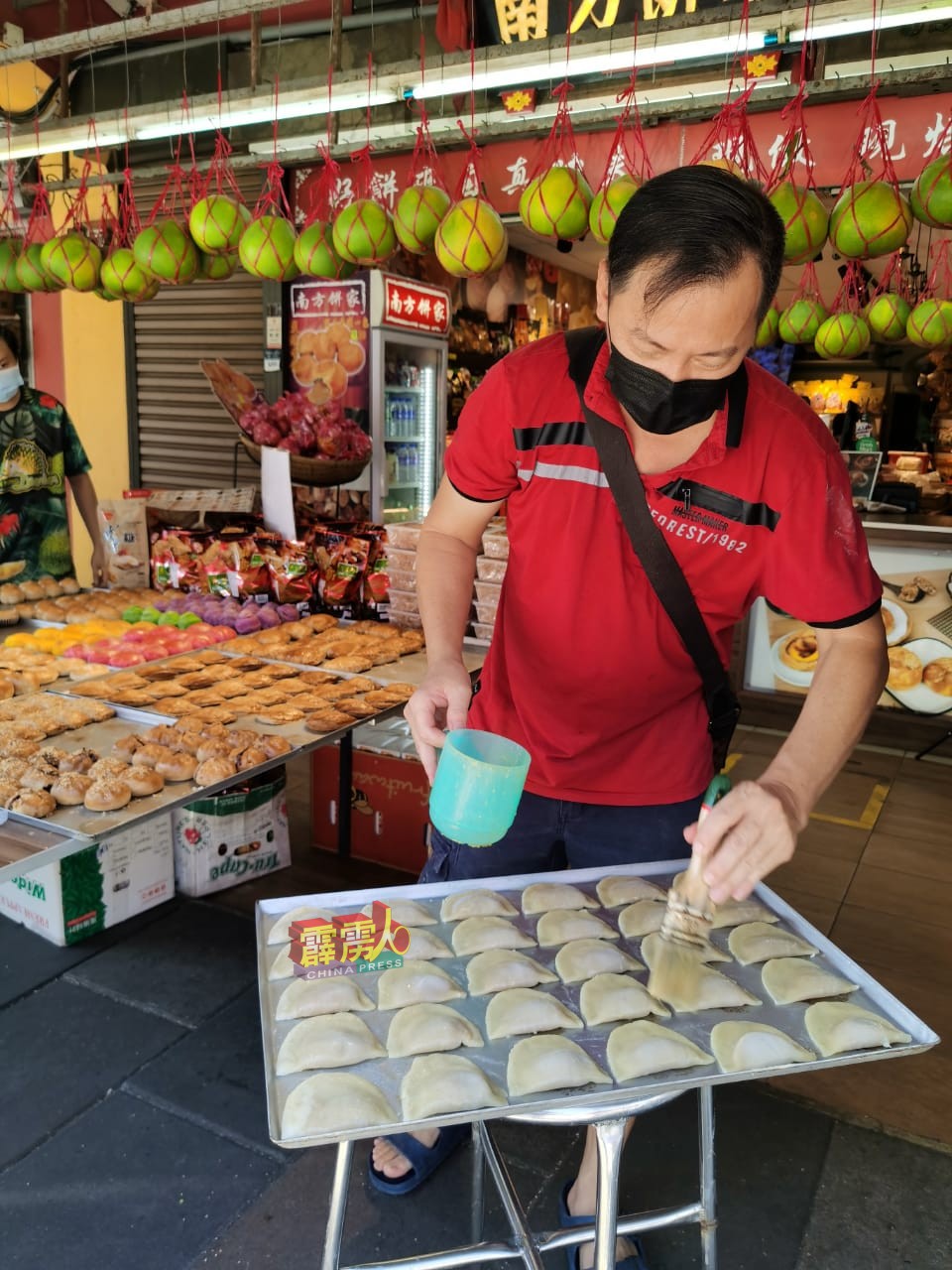 陳川南忙於自制更多的咖央角供應周日的市場需求。