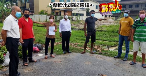 八旬老妇家前种菜养活自己  却被市政厅执法人员拆除菜圃