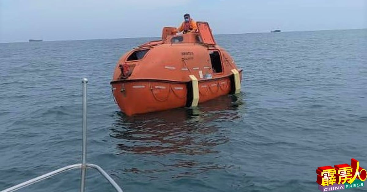 商船船员也下降救生艇救援该名渔船翻覆的渔民。
