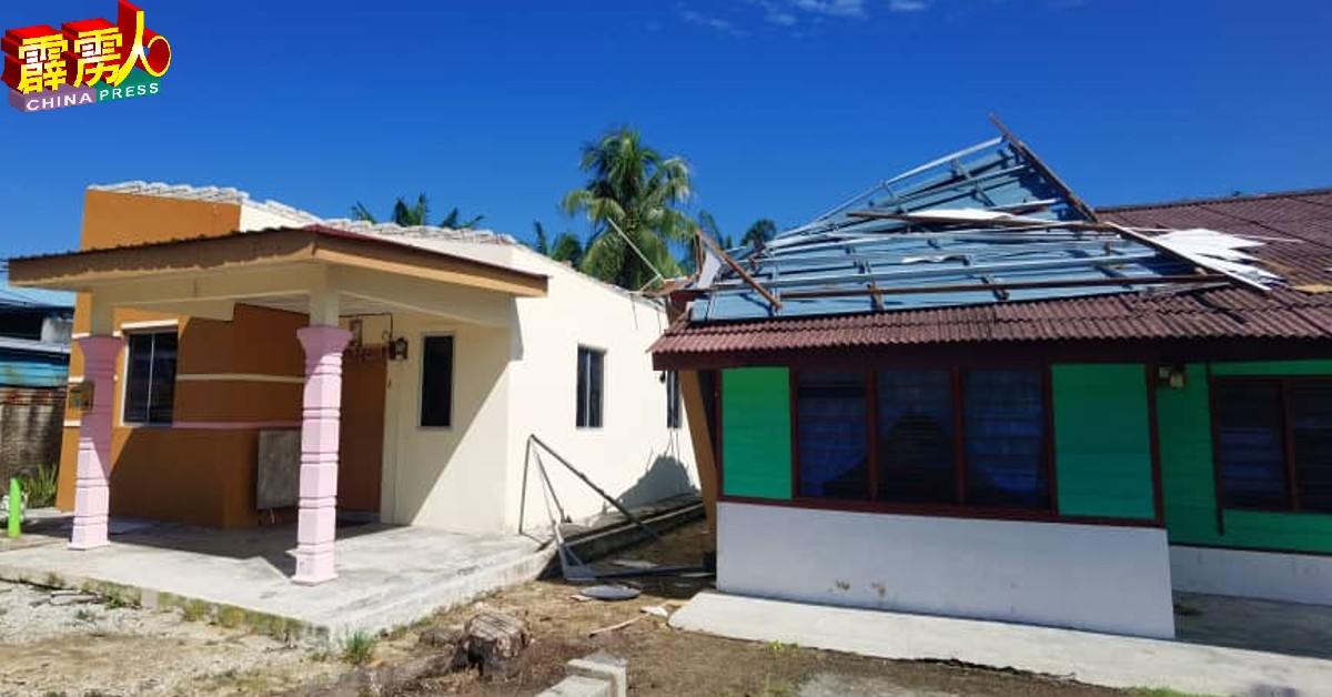 克利斯花园其中1间民宅的锌板屋顶被强风掀开，跌落在隔壁住家。