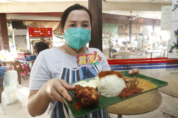 克丽斯汀自学烹饪，并在茶室内摆摊卖国民美食“椰浆饭”及爪哇面。