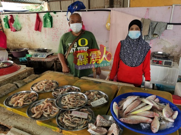 沙菲益（左）指周六较好生意，大部分的鲜鱼已卖完。