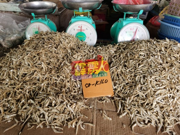 一些小贩为推动买气，特在周六促销活动，如1公斤的江鱼仔只卖38令吉。