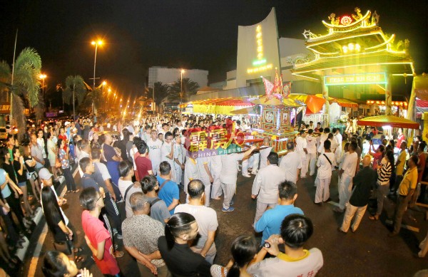 怡保斗母宫往年的系列欢庆活动，皆吸引来自地数以万计的信众到访。