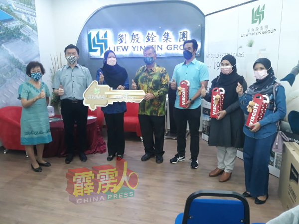 诺丽（左3）、郑琇月（左起）、刘文汉、刘殷铨及购屋者出席移交房屋钥匙仪式。