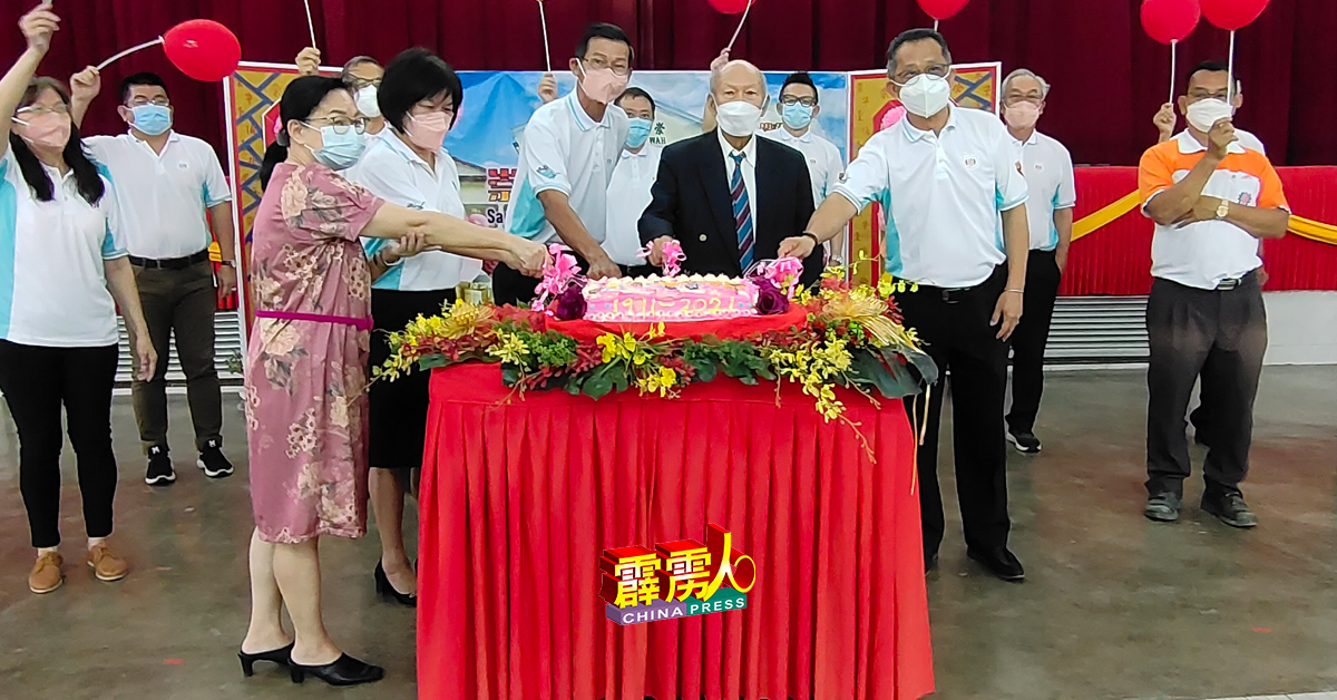 何淑玲（左3起）、蔡丽珊、黄胜全、何书文及李冠霖联合为崇华110校庆切蛋糕。