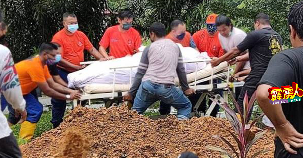 怡保民防部队共动员9人，才顺利把重达300公斤的女死者搬运及完成下葬礼仪。