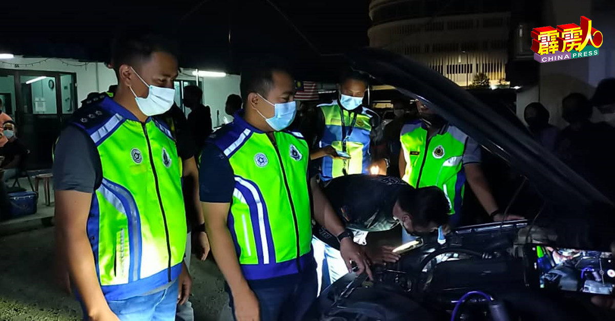 罗斯兰莫哈末（左2）週六晚在怡保展开的公路流氓行动中，检查被扣押的轿车。