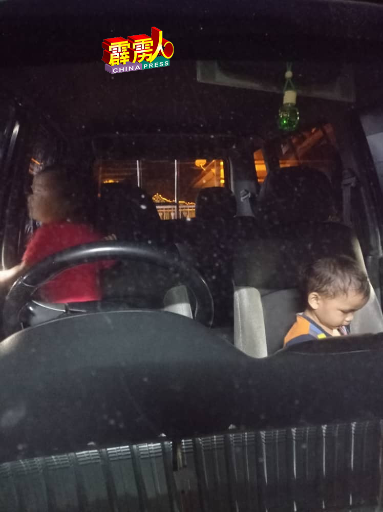 反锁在车内的堂姐弟被救前，仍开心地呆在车内，却急坏车外的人士。